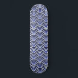 Skateboard Motif japonais Seigaiha Waves<br><div class="desc">Japonais Seigaiha Waves skateboard Motif. Seigaiha signifie littéralement "mer bleue et vagues". Il a été utilisé pour illustrer les mers et les océans sur des cartes. L'eau et les vagues symbolisent aussi le pouvoir et la résistance, éléments clés de la culture japonaise. Choisissez le type de pont dans le menu...</div>