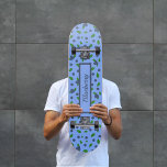 Skateboard motif Myrtilles<br><div class="desc">Un Skateboard avec un motif de myrtilles sauvages ou brimbelles et un texte personnalisables : un cadeau idéal pour un sportif gourmand !</div>