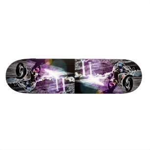 Skateboard motocross faisant du vélo de saleté emballant le