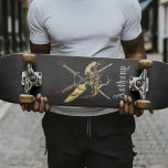 Skateboard Mots Croisés Avec Dragon Personnalisé<br><div class="desc">Des épées de pommel rubis traversent derrière un dragon doré sur un arrière - plan noir portant votre nom.</div>