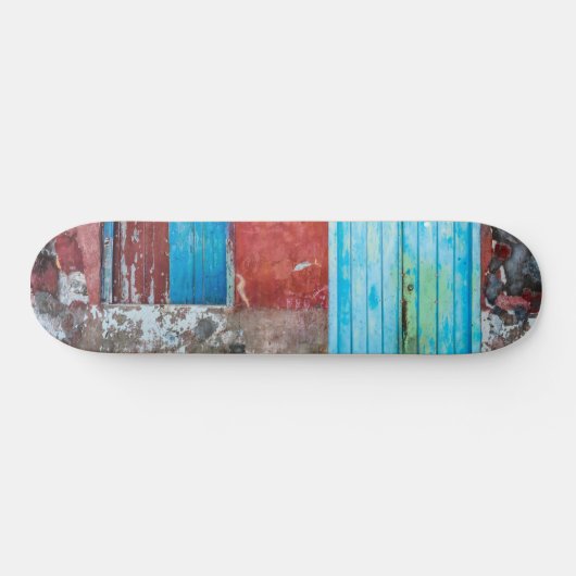 Skateboard Mur, porte et fenêtre rouge, bleu et gris (Horz)