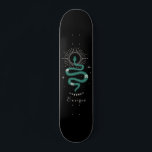 Skateboard Mystic Green Celestin Snake & Name Cosmic Sparkle<br><div class="desc">Ce skateboard cool avec une illustration de serpent cosmique vert ferait un cadeau merveilleux pour quelqu'un qui est dans le skateboard! Ajoutez facilement le nom désiré en cliquant sur l'option "personnaliser ce modèle".</div>