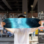 Skateboard Nebula Turquoise | Skateboard cosmique<br><div class="desc">Parcourez l'univers avec le Skateboard Deck Turquoise Nebula, qui présente un design fascinant et profond avec des nuages tourbillonnants de nébules turquoise et des éléments célestes. Conçu pour la durabilité et la performance, ce pont est parfait pour les patineurs qui veulent apporter une autre ambiance mondaine à leurs tours, croisière,...</div>