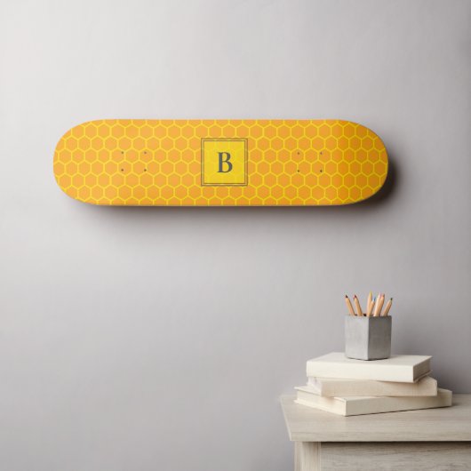 Skateboard Nid d'abeille, Initiales, Nom sur Jaune (Art mural (Horz))