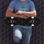 Skateboard Noir blanc initiales monogramme minimaliste<br><div class="desc">Un arrière - plan noir élégant décoré avec vos parties de monogramme comme un motif. Lettres blanches. Pour lui et elle.</div>