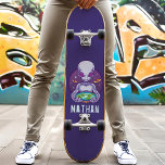 Skateboard Nom personnalisé de l'Alien Flat Earth<br><div class="desc">Alien plat de la Terre personnalisée</div>