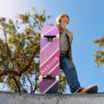 Skateboard Nom personnalisé Girl Rose Purple Stripes<br><div class="desc">Custom Name Girly Pink Purple Stripes Skateboard présente votre nom personnalisé dans la typographie blanche moderne sur bandes rose et violet. Personnalisez en modifiant le texte dans la zone de texte fournie. Offrez un cadeau sur mesure, un skateboard personnalisé à votre skateboarder favori pour Noël, anniversaire ou votre BFF. Conçu...</div>