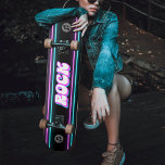 Skateboard Note musicale Retro Neon Pink & Blue Rock<br><div class="desc">skateboard rétro cool avec bordure de néon rose et bleu,  le rock texte,  et notes musicales. Idéal pour les musiciens,  les mélomanes ou les les années 70 patineurs. Conception Unisex pour hommes pour femmes. Convient aux enfants et aux adultes.</div>