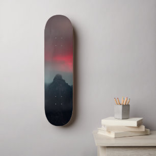 Skateboard Nuages enflammés, brouillard et montagnes