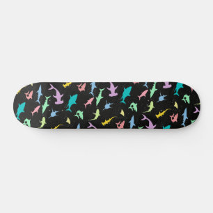 Skateboard Ombre colorée de requin sur la galaxie noire Espac
