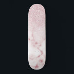 Skateboard Ombre de marbre de marbre rose rose brillant<br><div class="desc">Ce design élégant et girly est parfait pour la fashionista branchée et élégante. Il présente un faux dégradé rose brillant de parties scintillant sur un arrière - plan motif en pierre de marbre rose et blanc. C'est glamour, chic, luxueux, moderne et classe. ***REMARQUE IMPORTANTE DE CONCEPTION : Pour toute demande...</div>
