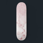Skateboard Ombre de marbre de marbre rose rose brillant<br><div class="desc">Ce design élégant et girly est parfait pour la fashionista branchée et élégante. Il présente un faux dégradé rose brillant de parties scintillant sur un arrière - plan motif en pierre de marbre rose et blanc. C'est glamour, chic, luxueux, moderne et classe. ***REMARQUE IMPORTANTE DE CONCEPTION : Pour toute demande...</div>