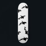 Skateboard Orca Whale Pod Motif Océan Blanc<br><div class="desc">Pod de baleines de belles baleines orques pour tous les amateurs de baleines. Orca orques décor maison motif,  cadeau. Carte de skateboard personnalisée pour cool noir et blanc Orca.</div>