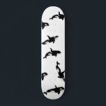 Skateboard Orca Whale Pod Motif Océan Blanc<br><div class="desc">Pod de baleines de belles baleines orques pour tous les amateurs de baleines. Orca orques décor maison motif,  cadeau. Carte de skateboard personnalisée pour cool noir et blanc Orca.</div>