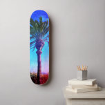 Skateboard Palmier bleu violet, Cool rétro Vintage tendance<br><div class="desc">Préparez-vous à embrasser le soleil chaud dans vos rues de la ville chaque fois que vous utilisez ce skateboard photo sauvage et coloré d'un palmier californien imposant avec un look vintage, violet en détresse, bleu et rouge arrière - plan. Fait une déclaration rétro cool et amusante chaque fois que vous...</div>