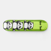 Skateboard Panda heureux avec bambou et fleurs de cerisiers (Horz)