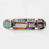 Skateboard Panneaux de néon dans les rues de Hong Kong (Horz)