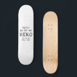 Skateboard Papa, tu es notre Héros Typographie Fête des Pères<br><div class="desc">Simple papa, vous êtes mon héros Typographie noir et blanc Patinage photo Fête des Pères. Le texte est en polices simples dessinées à la main. Vous pouvez changer papa en papa, papa, papa, pap, ... et ajouter vos noms. Un cadeau mignon et un doux souvenir pour la fête des pères...</div>