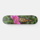 Skateboard Papillon Monarque sur une jolie fleur rose Zinnia (Horz)