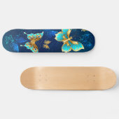 Skateboard Papillons d'or sur un Arrière - plan bleu (Horz)