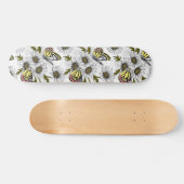 Skateboard Papillons Jézabel et fleurs marguerites sur blanc (Horz)
