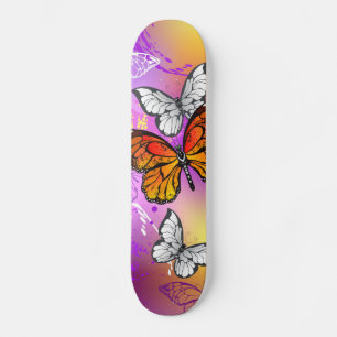 Skateboard Papillons Monarque sur Arrière - plan pourpre