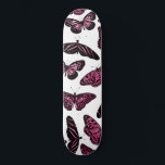Skateboard Papillons noir rose Fille Motif d'aquarelle<br><div class="desc">Ce design moderne et artistique dépeint des papillons noirs dessinés à la main et remplis d'aquarelle rose baies peinte à la main sur un simple arrière - plan blanc. C'est mignon, joli, artistique, féminin, original. Stylisez avec ce design peint à la main et dessiné à la main par l'artiste de...</div>