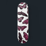 Skateboard Papillons noir rose Fille Motif d'aquarelle<br><div class="desc">Ce design moderne et artistique dépeint des papillons noirs dessinés à la main et remplis d'aquarelle rose baies peinte à la main sur un simple arrière - plan blanc. C'est mignon, joli, artistique, féminin, original. Stylisez avec ce design peint à la main et dessiné à la main par l'artiste de...</div>