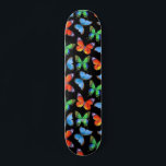 Skateboard Papillons sur le noir et le nom ou le texte<br><div class="desc">Laissez-vous tenter par ces papillons uniques sur une planche à roulettes en papier noir. Complétez avec votre nom ou votre texte.</div>