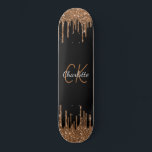 Skateboard Parties scintillant d'or noir gouttes de script mo<br><div class="desc">Un arrière - plan noir classique avec des gouttes de parties scintillant d'or foncé faux,  la peinture goutte à goutte. Personnalisez et ajoutez un nom et des initiales monographiques. Le nom est écrit avec un script de style moderne écrit à la main. Lettres blanches et dorées.</div>