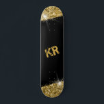 Skateboard Parties scintillant d'or noir Monogramme fille<br><div class="desc">Parties scintillant noir et or Patinage personnalisé avec deux initiales monogrammes personnalisées personnalisées personnalisation avec un faux scintillant audacieux dessin imprimé avec scintillement parfait comme décoration murale,  garde-robe ou planche à roulettes à utiliser dans le parc.</div>
