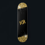 Skateboard Parties scintillant d'or noir Monogramme fille<br><div class="desc">Parties scintillant noir et or Patinage personnalisé avec deux initiales monogrammes personnalisées personnalisées personnalisation avec un faux scintillant audacieux dessin imprimé avec scintillement parfait comme décoration murale, garde-robe ou planche à roulettes à utiliser dans le parc.</div>