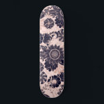 Skateboard Parties scintillant d'or Rose Girly Navy Illustrat<br><div class="desc">Ce design élégant et chic est une belle représentation de l'art moderne et girly. Il dispose d'une parties scintillant en or rose imitation brillant imprimé, surligné de feuilles et d'illustration florale motif remplie de bleu marine foncé sur un arrière - plan rose simple. C'est un design de luxe artistique, glamour,...</div>
