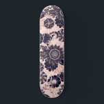 Skateboard Parties scintillant d'or Rose Girly Navy Illustrat<br><div class="desc">Ce design élégant et chic est une belle représentation de l'art moderne et girly. Il dispose d'une parties scintillant en or rose imitation brillant imprimé, surligné de feuilles et d'illustration florale motif remplie de bleu marine foncé sur un arrière - plan rose simple. C'est un design de luxe artistique, glamour,...</div>