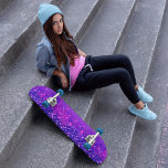 Skateboard Parties scintillant gouttes Fille violet rose<br><div class="desc">Planche à roulettes avec fausse parties scintillant violette et rose qui coule contre un arrière - plan violet.</div>