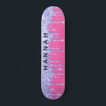 Skateboard Parties scintillant Purple Drives Personnalisé Hot<br><div class="desc">Skateboard girly personnalisé avec fausse parties scintillant violette qui coule contre un arrière - plan rose chaud. Vous pouvez ajouter votre prénom en caractères gras dans la parties scintillant.</div>