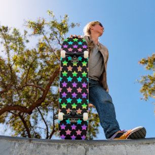 Skateboard Pastel Rainbow Ombre Stars sur Arrière - plan noir