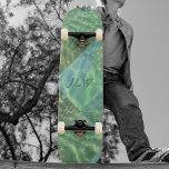Skateboard Patchwork d'eau de mer Aquamarine avec Initiales<br><div class="desc">Belle, fraîche, Boho Chic skateboard dans les tons de mer, vert océan, aquamarine et bleu aqua, comme l'eau scintillante au soleil. Le motif patchwork est conçu à partir d'un montage de photos de vagues ondulantes d'une mer tropicale. La palette de couleurs douces et douces, cool, est élégante et naturelle, relaxante...</div>