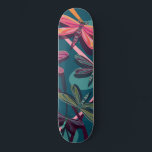 Skateboard Patinage<br><div class="desc">Un dessin numérique psychédélique inspiré par la nature et les couleurs et les formes uniques des libellules. Ce design présente un motif de libellule coloré contre un arrière - plan bleu abstrait de cattails et d'eau.</div>