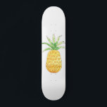Skateboard Patinage à ananas<br><div class="desc">Ce skateboard girly est décoré d'un ananas dessiné à la main dans les tons jaune et vert. Parce que nous créons notre propre oeuvre,  vous ne trouverez pas cette image exacte d'autres designers. Aquarelle originale © Michele Davies.</div>