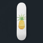 Skateboard Patinage à ananas<br><div class="desc">Ce skateboard girly est décoré d'un ananas dessiné à la main dans les tons jaune et vert. Parce que nous créons notre propre oeuvre, vous ne trouverez pas cette image exacte d'autres designers. Aquarelle originale © Michele Davies.</div>