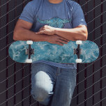 Skateboard Patinage Blue Ocean Waves<br><div class="desc">Faites le tour des vagues avec ce magnifique skateboard de vagues bleues de l'océan. Parfait pour les débutants et les patineurs expérimentés,  ce tableau est sûr de tourner les têtes au parc de patinage ou sur la plage. Magasinez au magasin Prsfashion Zazzle.</div>