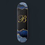Skateboard Patinage d'Agate de Monogramme d'or noir<br><div class="desc">Monogramme d'or sur noir avec armature noire bleue en or parties scintillant bords. Style glam.</div>