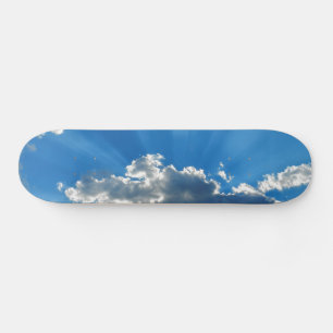 Skateboard Patinage par le soleil à travers les nuages