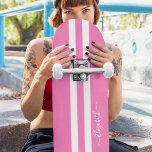 Skateboard Patineuse cool Girl Rose White Racing Stripes<br><div class="desc">Créez vos propres rayures de course sur mesure, personnalisées, classiques roses et blanches, cool, élégant, élégant script typographique, meilleure qualité hard rock compétition en forme de skateboard deck. Pour customiser, il suffit de taper votre nom / monogramme / initiales. Pendant que vous ajoutez / concevez, vous pourrez voir un aperçu...</div>