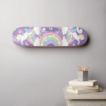 Skateboard Patins à roulettes pourpre Rainbow Unicorn<br><div class="desc">Unicorn Skateboard avec un arrière - plan violet et des arcs-en-ciel colorés et des licornes prêts à vous personnaliser. REMARQUE : SEULEMENT CHANGER LES ZONES MODÈLES NÉCESSAIRES! 😀 Si nécessaire, vous pouvez supprimer le texte et commencer à ajouter le texte et la police que vous voulez. 📌 Si vous avez...</div>