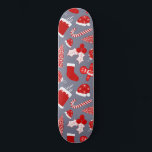 Skateboard Patters de Christmas<br><div class="desc">Ce motif de Noël mignon et simple est parfait pour l'ambiance festive et amusante. Il présente des illustrations dessinées à la main d'une cheminée enneigée, le stockage, l'ornement, les baies saintes, les feuilles de lierre, le sapin de Noël, le sucre de canne, le casquette de pain d'épice et le Père...</div>