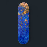 Skateboard Peinture acrylique bleu or jaune d'Artsy Cobalt<br><div class="desc">Cette peinture moderne et cool conviendra parfaitement à une personne branchée et branchée. Il présente un design abstrait acrylique bleu cobalt peint à la main et jaune doré. C'est unique, artistique et contemporain.***IMPORTANT REMARQUE DE CONCEPTION : Pour toute demande de conception personnalisée comme les demandes de produit assorties, les changements...</div>