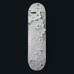 SKATEBOARD PEINTURE DE PEELING ANCIENNE<br><div class="desc">Un design original et moderne amusant de peintures peintes sur un vieux mur de cottage anglais.</div>