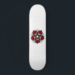 Skateboard Pentagramme aux roses rouges<br><div class="desc">Pentagramme noir avec motif, décoré de fleurs, roses rouges avec feuilles sur arrière - plan blanc. Style tatouage.</div>